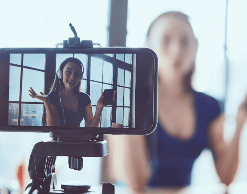 http://Influencer%20ile%20video%20kaydı%20yapan%20kadın,%20sosyal%20medya%20içerik%20üreticisi.